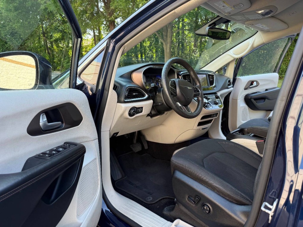 2018 Chrysler Pacifica Image 12