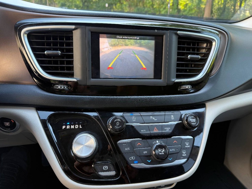 2018 Chrysler Pacifica Image 17