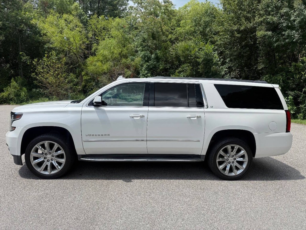 2017 Chevrolet Suburban Image 3