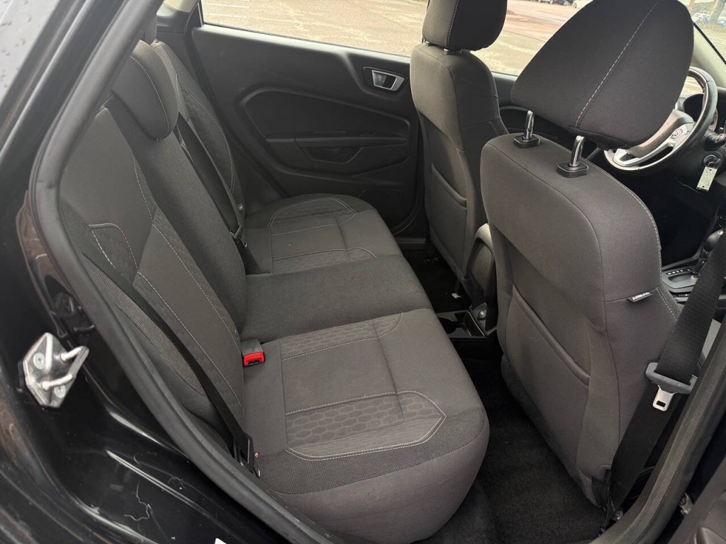 2015 Ford Fiesta Image 17