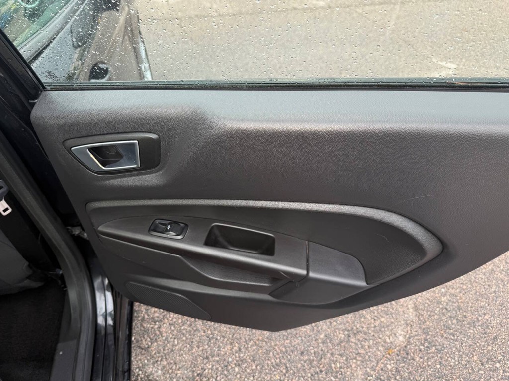 2015 Ford Fiesta Image 18