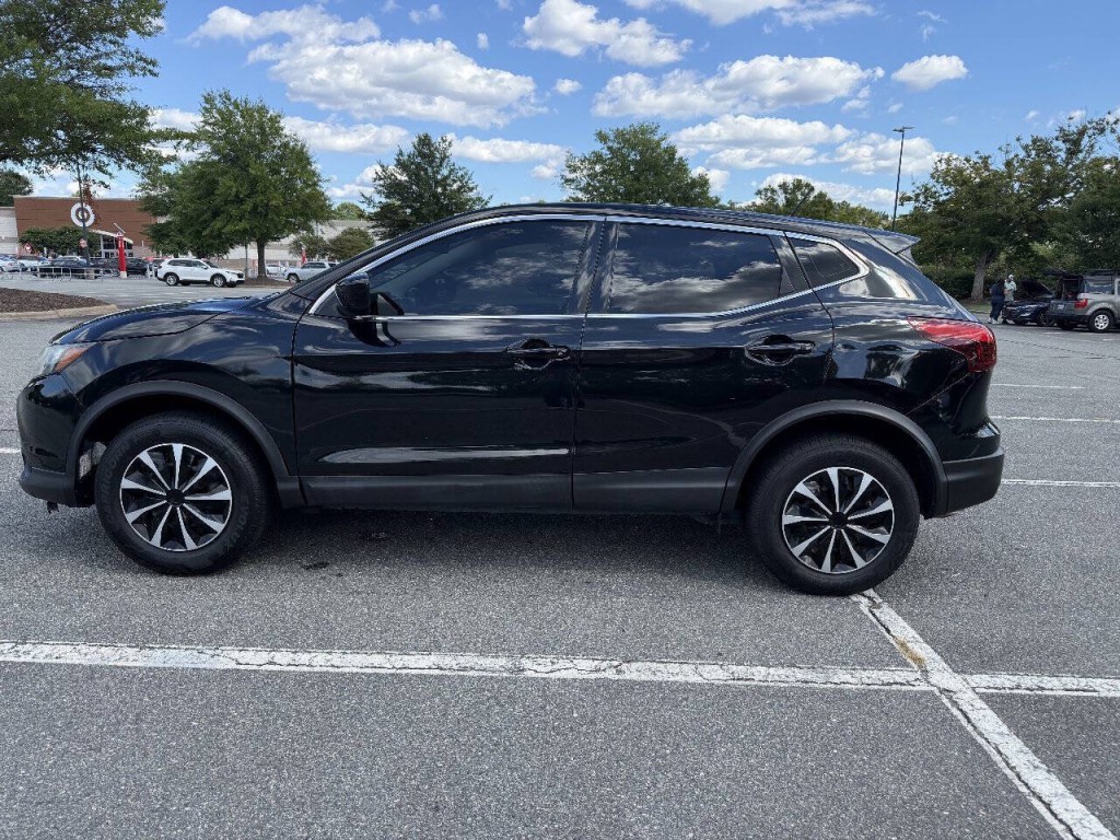 2018 Nissan Rogue Image 2