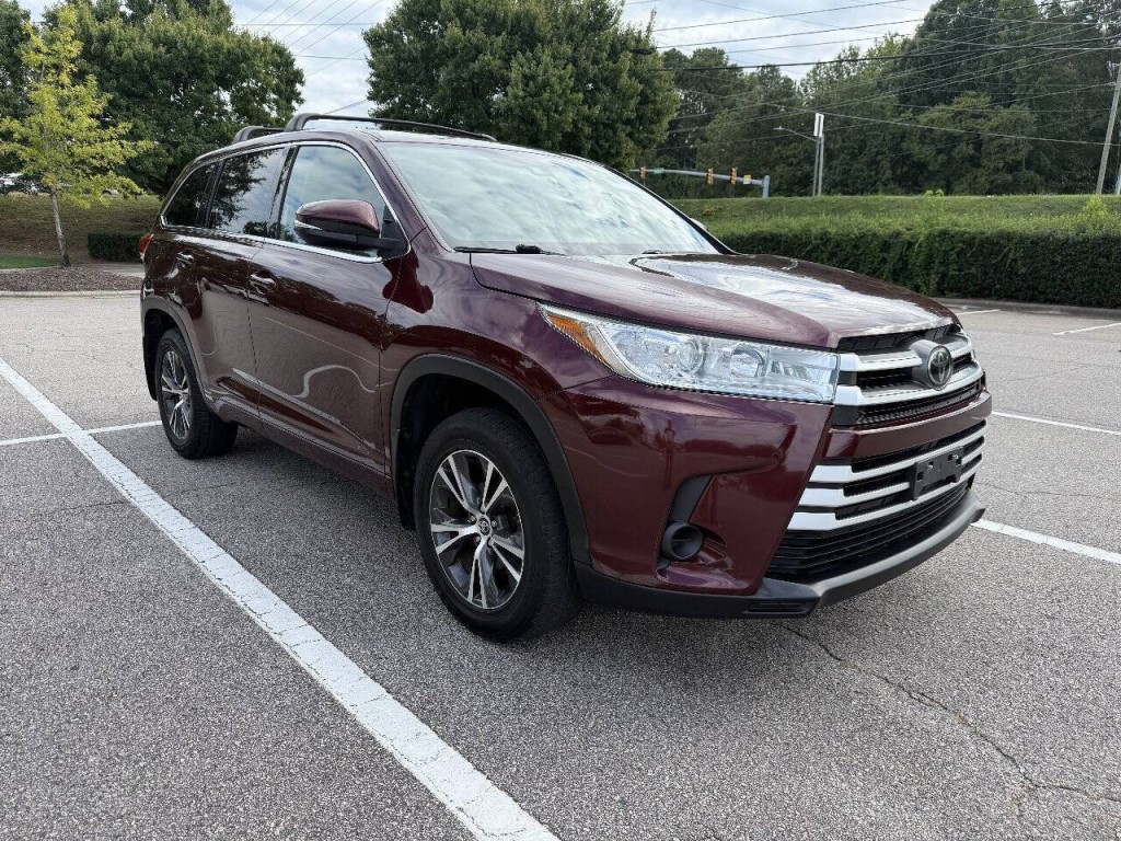 2018 Toyota Highlander Image 2