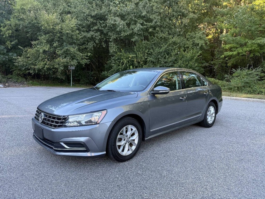 2017 Volkswagen Passat Image 1