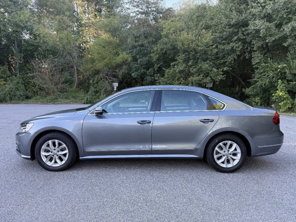 2017 Volkswagen Passat Image 2