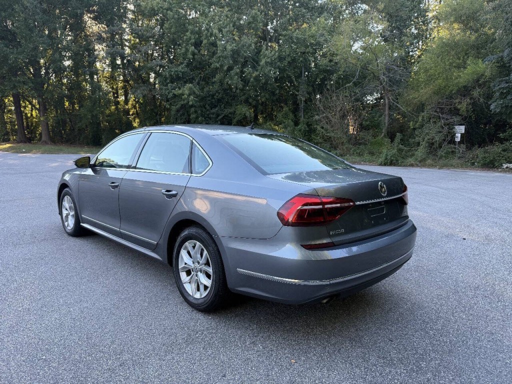 2017 Volkswagen Passat Image 4