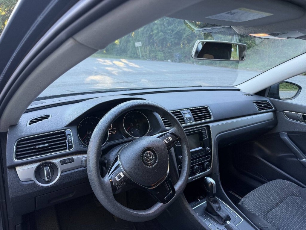 2017 Volkswagen Passat Image 9