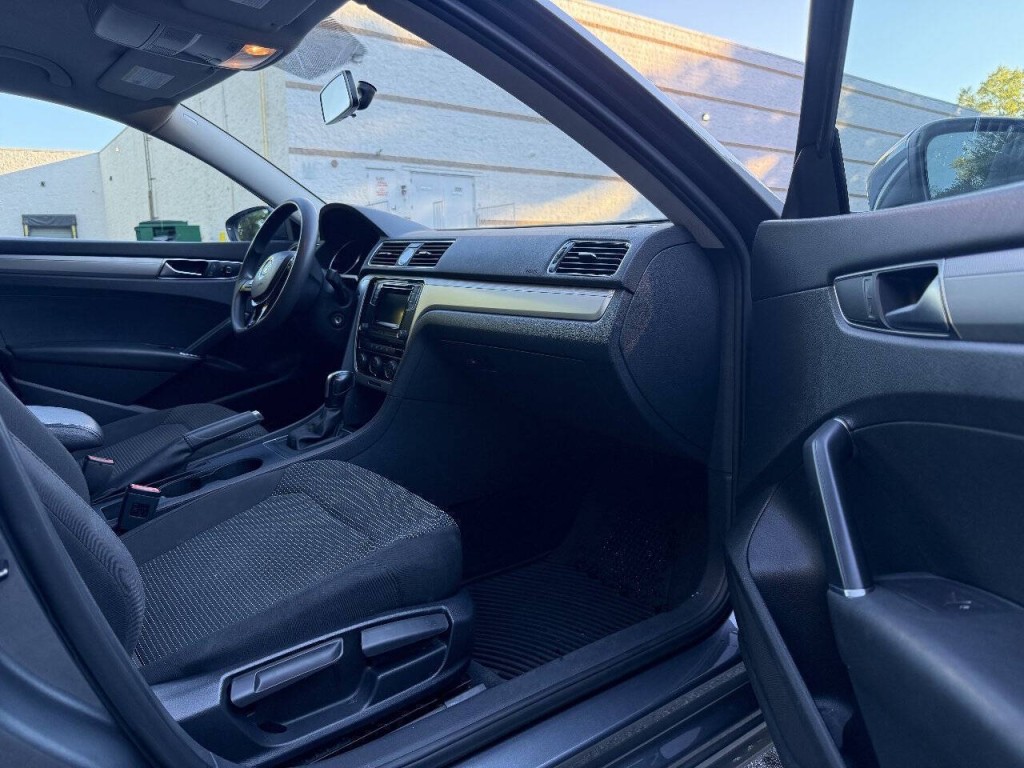 2017 Volkswagen Passat Image 10