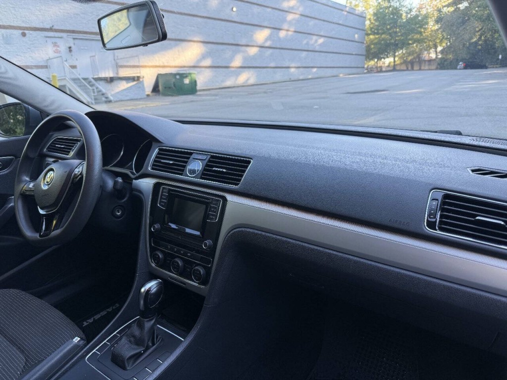 2017 Volkswagen Passat Image 11