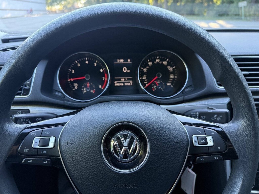 2017 Volkswagen Passat Image 16