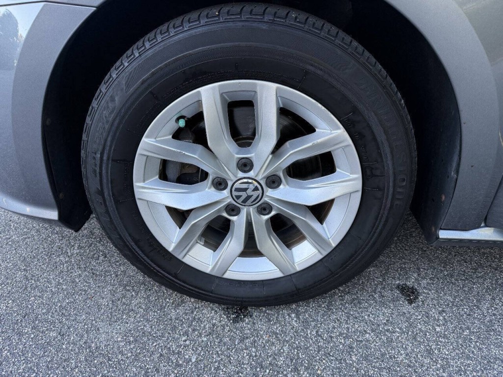 2017 Volkswagen Passat Image 18