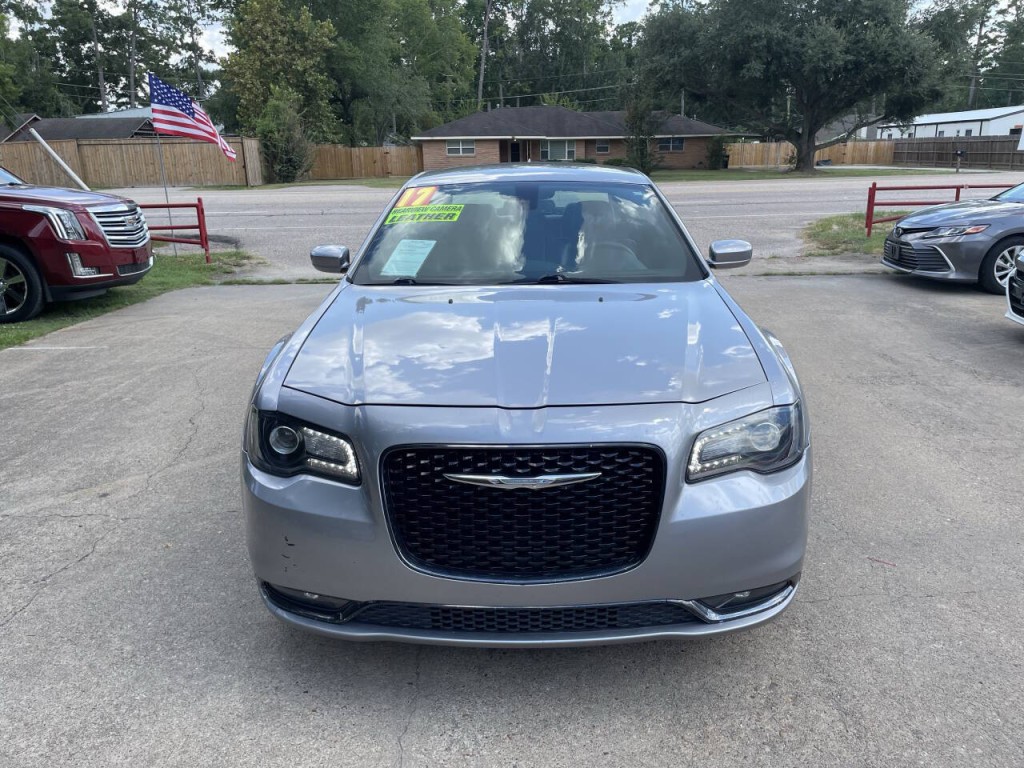 2017 Chrysler 300 Image 2