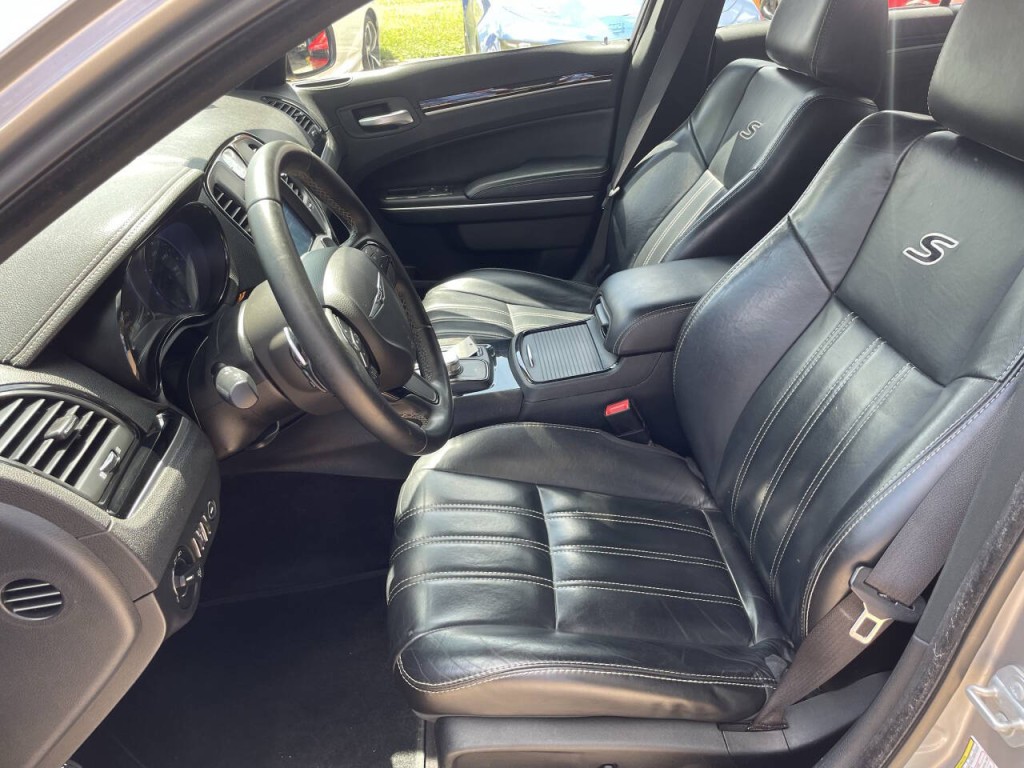 2017 Chrysler 300 Image 4