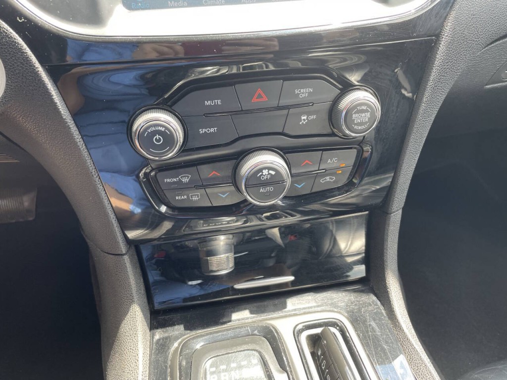 2017 Chrysler 300 Image 13