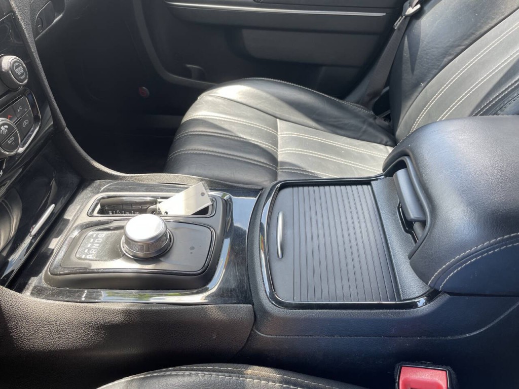 2017 Chrysler 300 Image 14