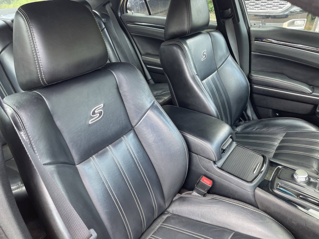 2017 Chrysler 300 Image 16