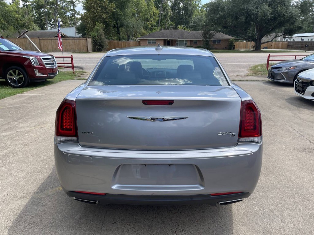 2017 Chrysler 300 Image 22