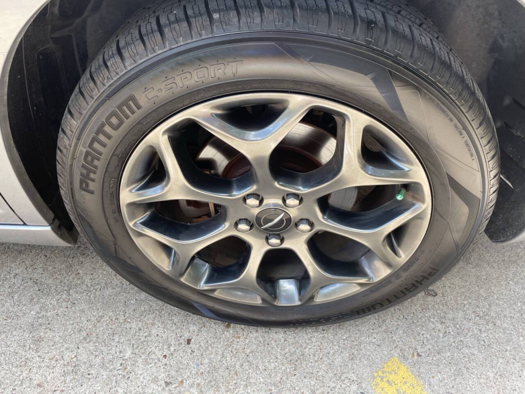 2017 Chrysler 300 Image 24