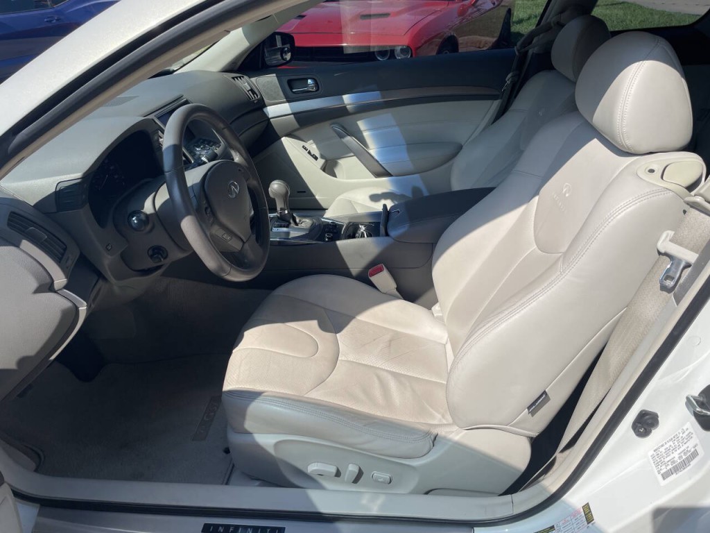 2011 INFINITI G37 Image 4