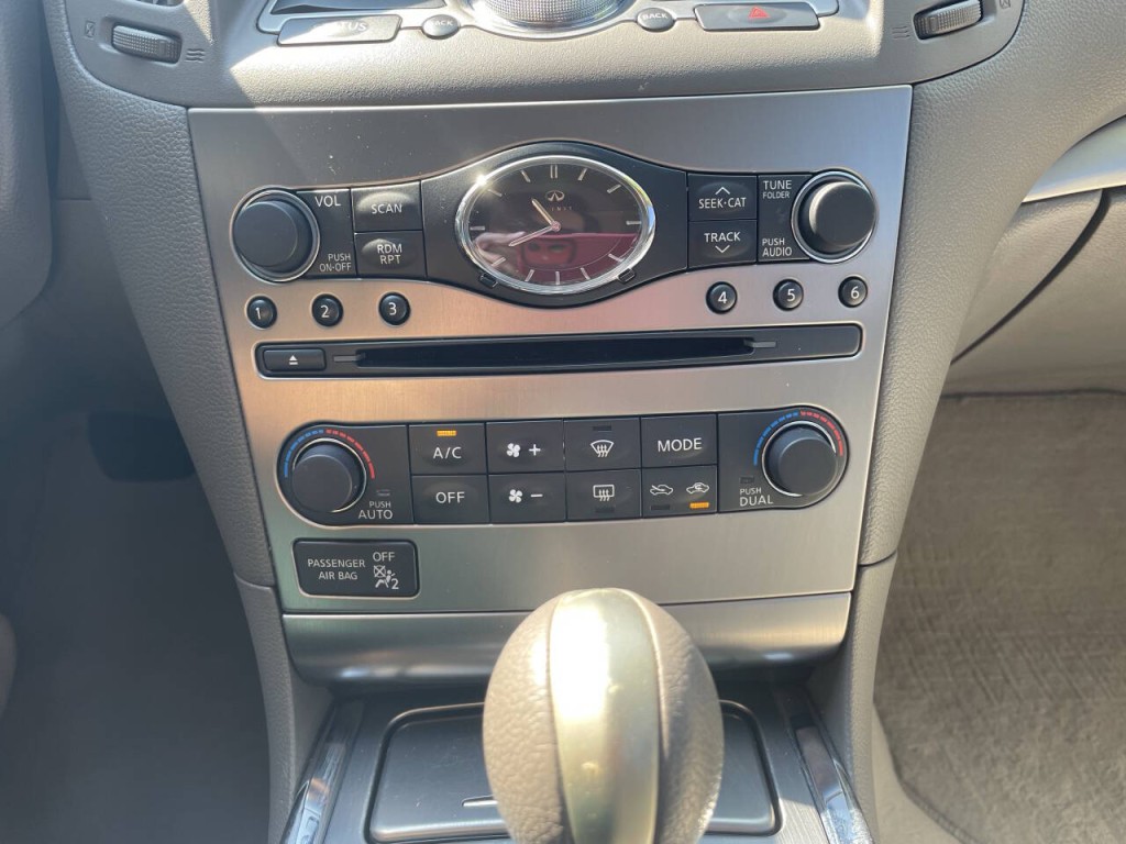2011 INFINITI G37 Image 11