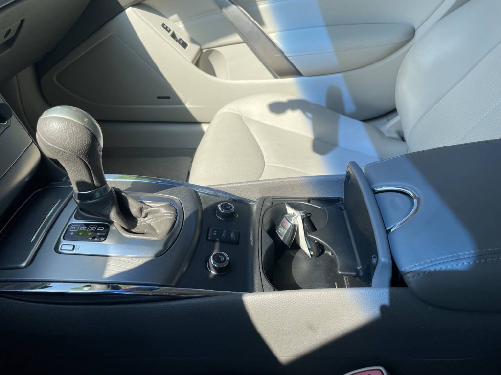 2011 INFINITI G37 Image 12