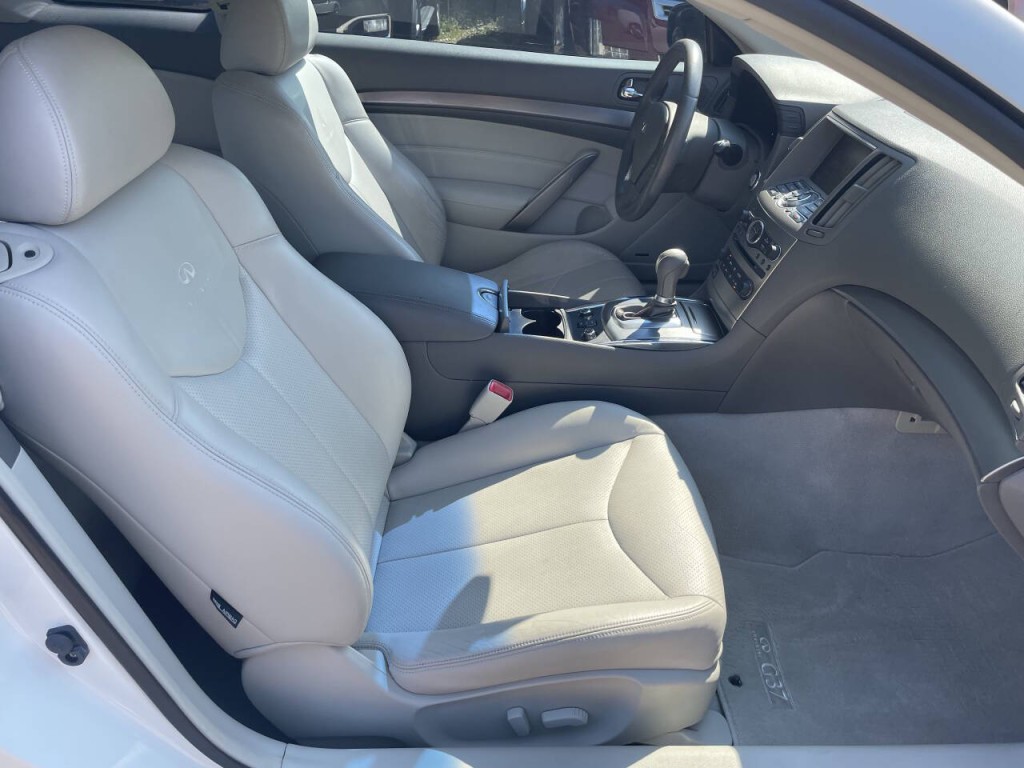 2011 INFINITI G37 Image 16