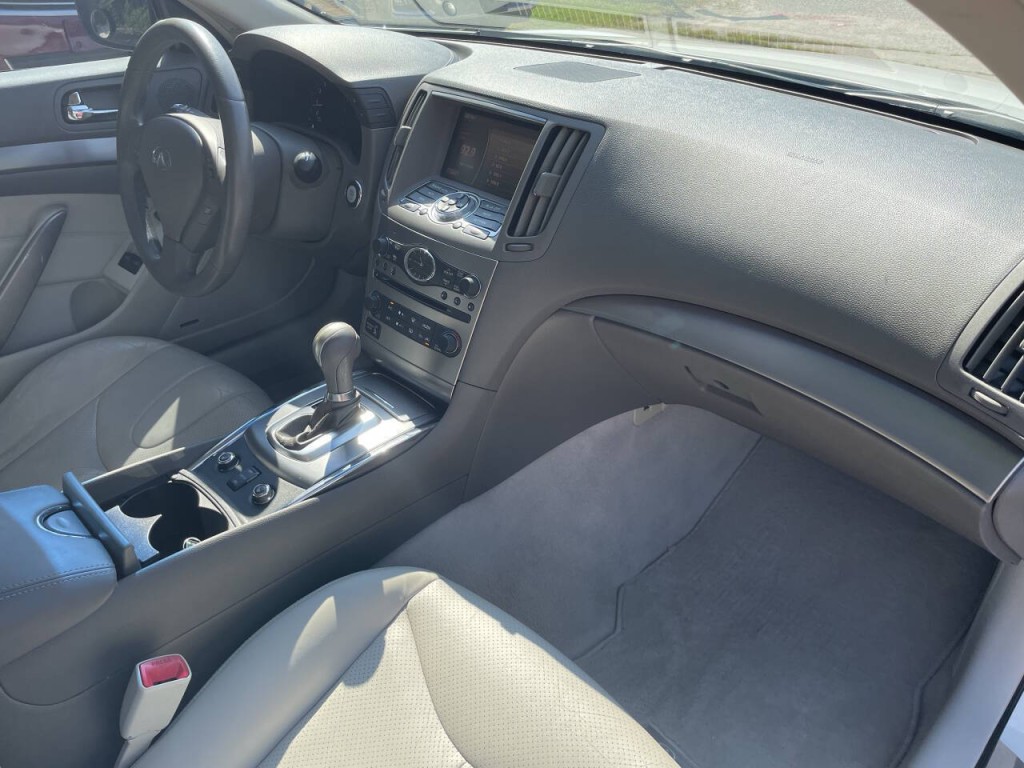 2011 INFINITI G37 Image 17