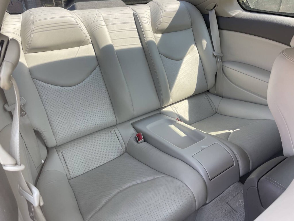 2011 INFINITI G37 Image 18