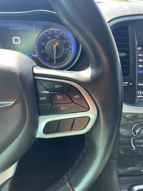 2018 Chrysler 300 Image 8