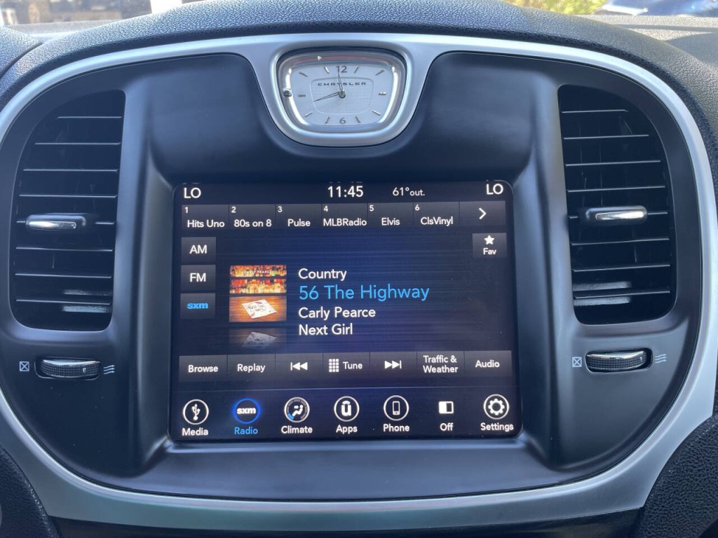 2018 Chrysler 300 Image 9