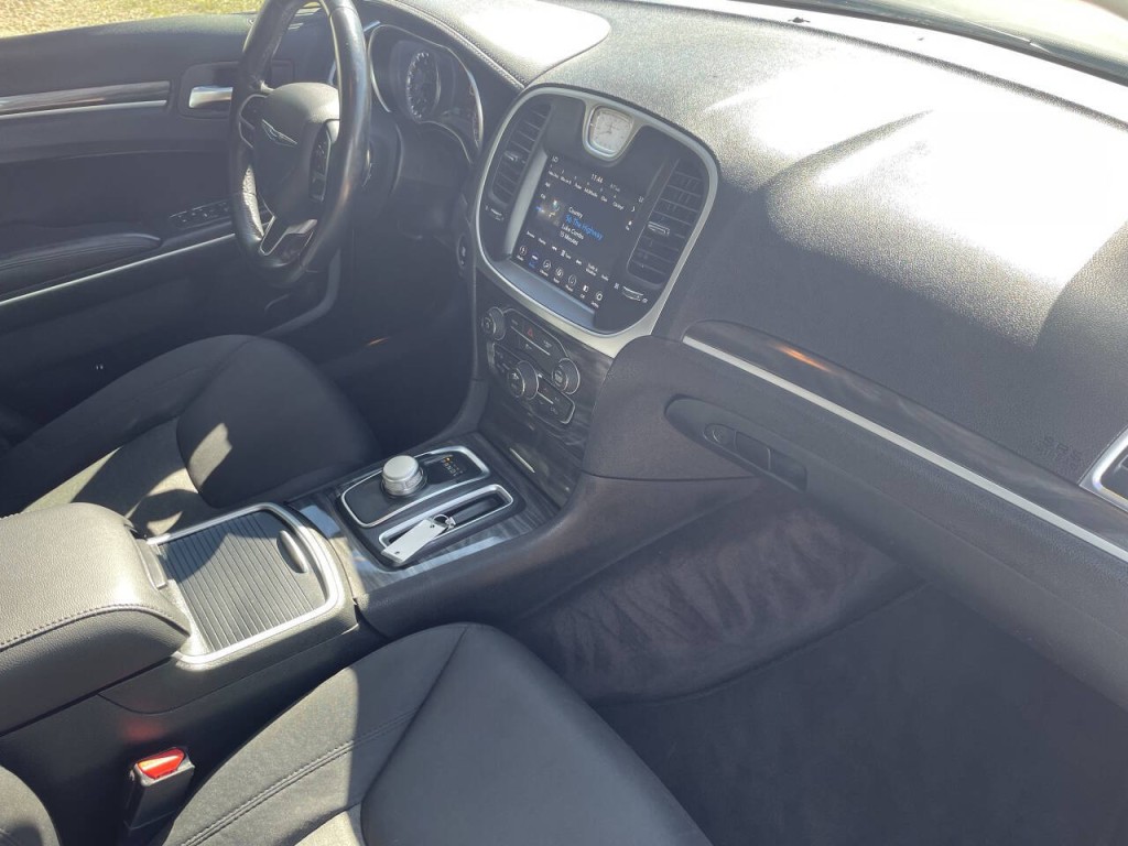 2018 Chrysler 300 Image 16