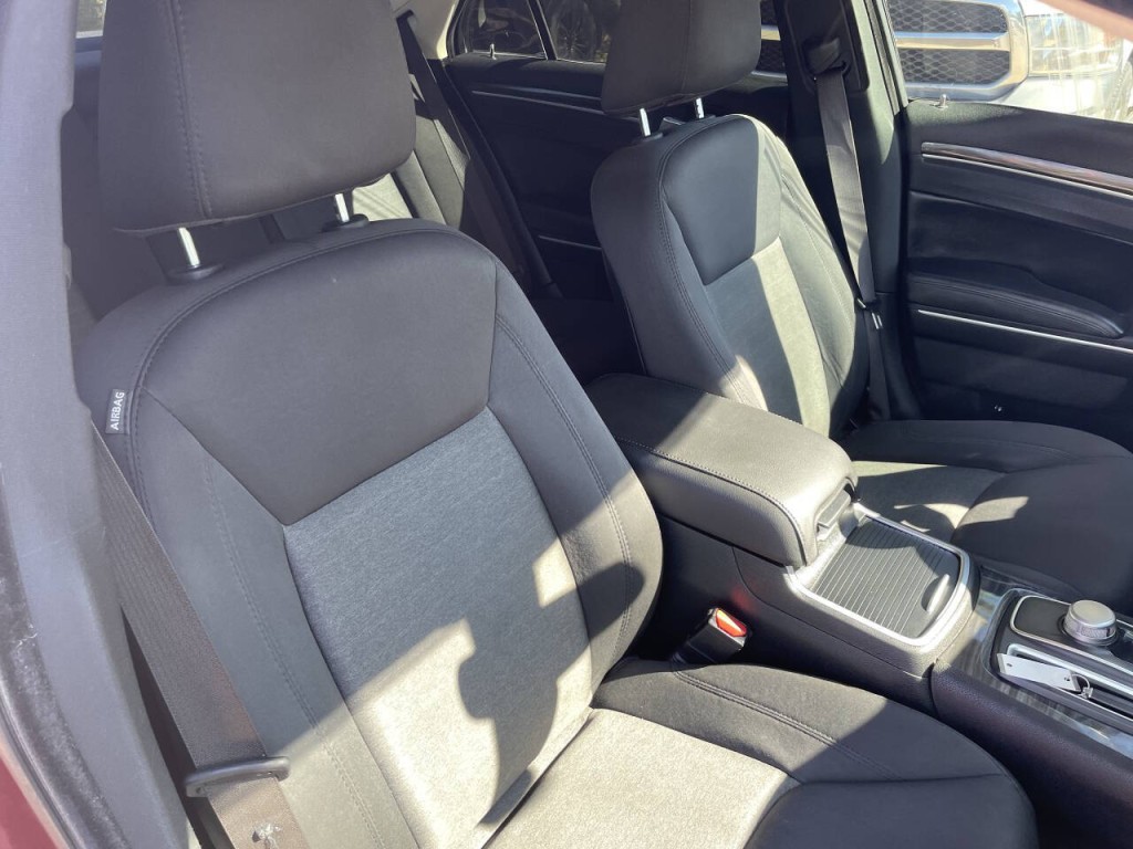 2018 Chrysler 300 Image 17