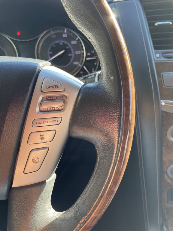 2017 INFINITI QX80 Image 9