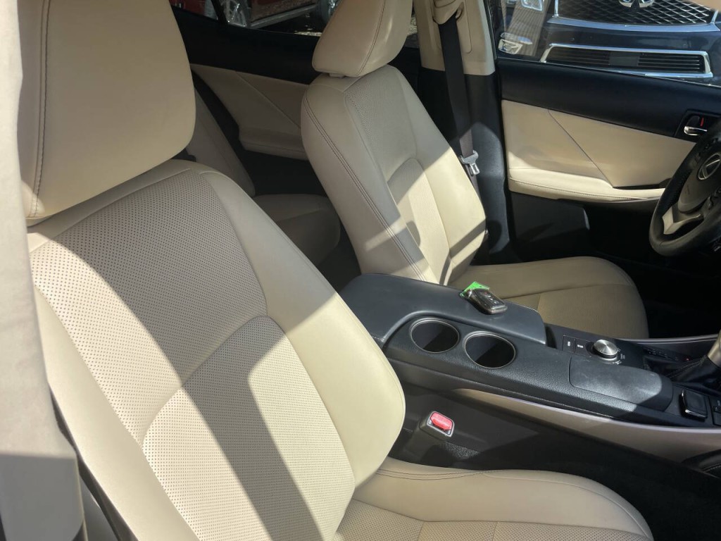 2015 Lexus IS 250 Image 21