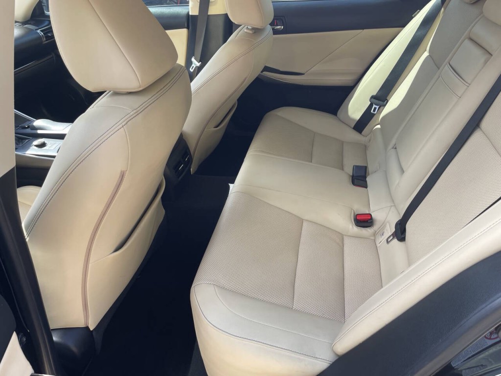 2015 Lexus IS 250 Image 23