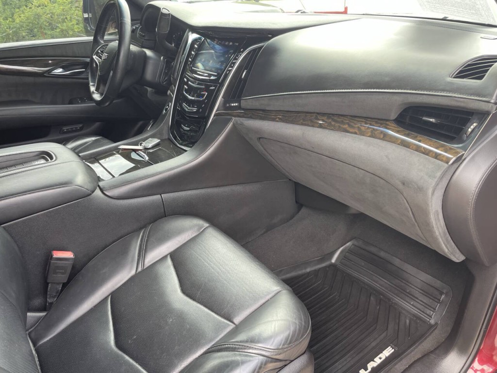 2016 Cadillac Escalade Image 18
