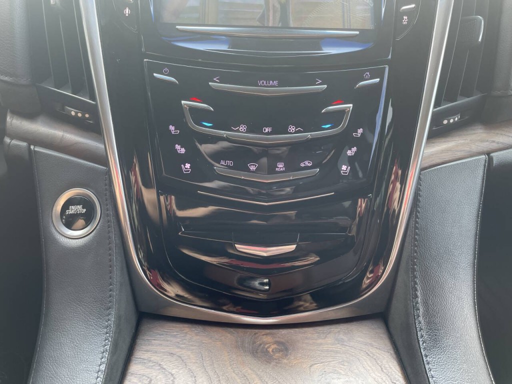 2015 Cadillac Escalade Image 9