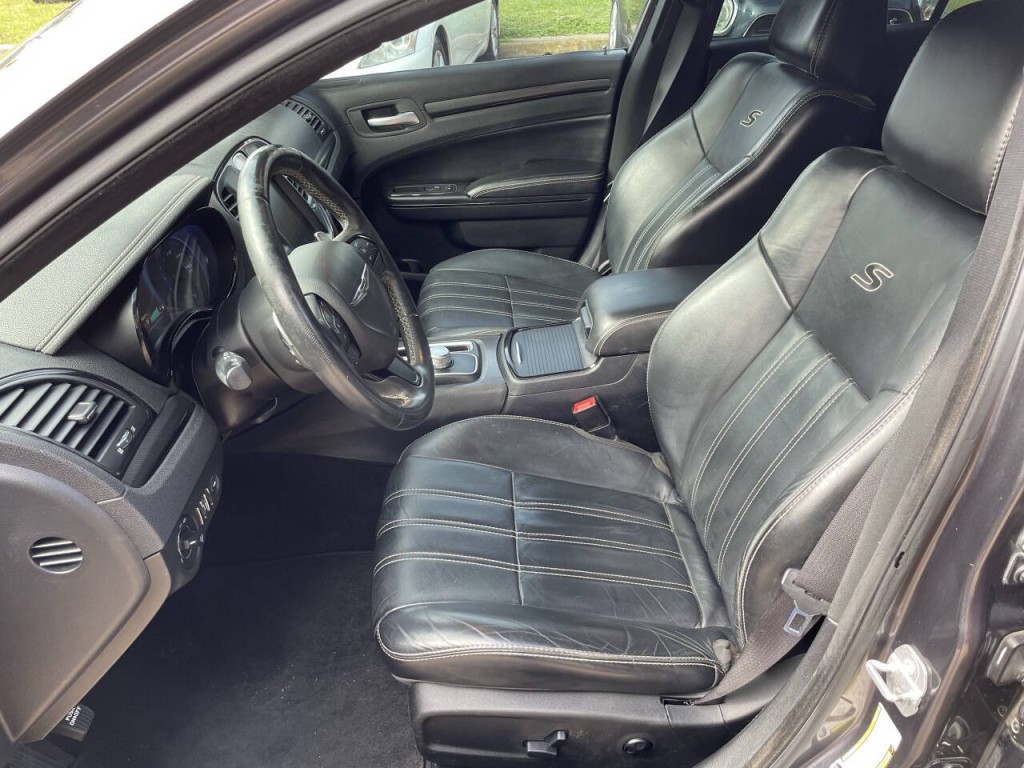 2016 Chrysler 300 Image 4