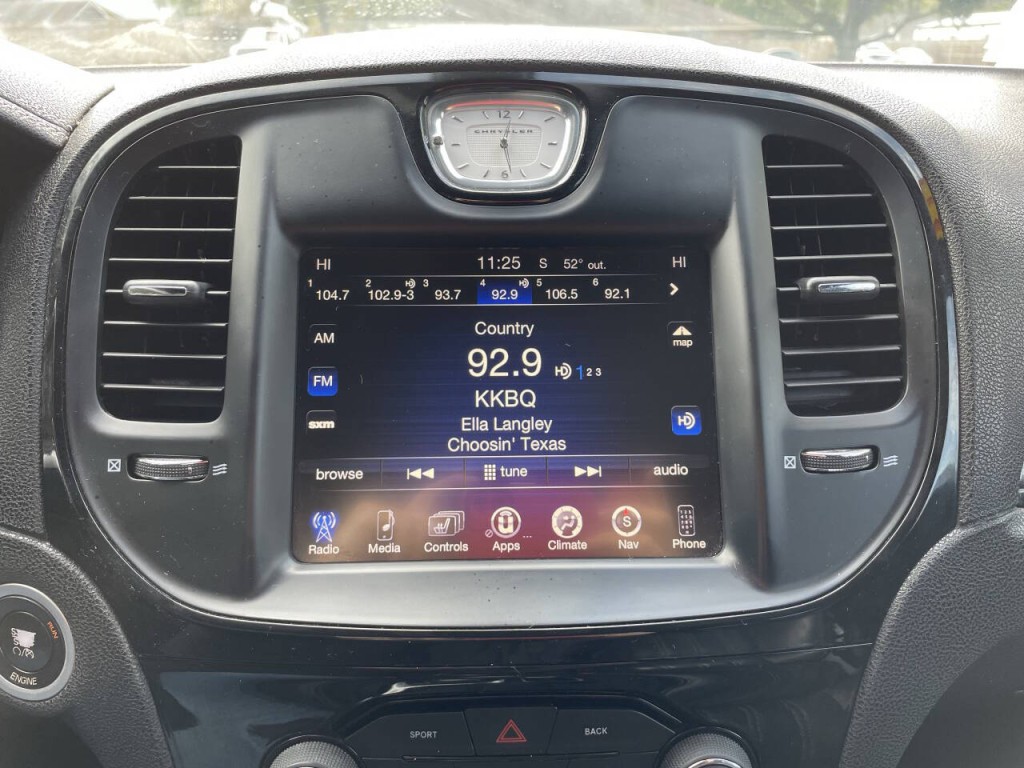 2016 Chrysler 300 Image 9