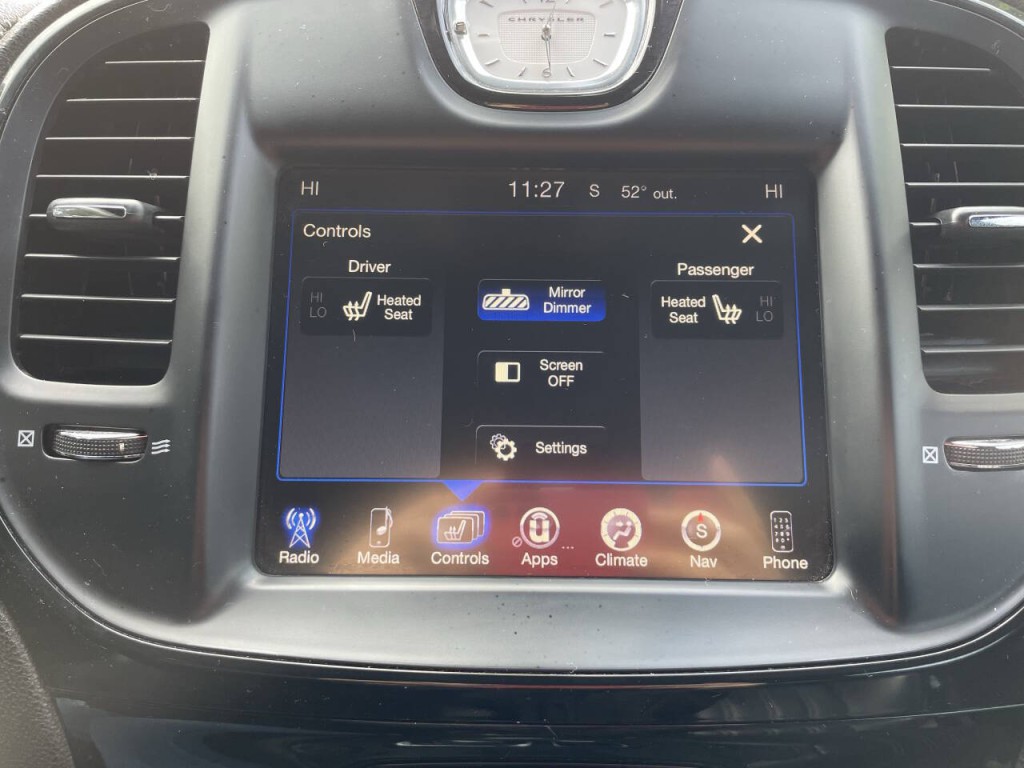 2016 Chrysler 300 Image 12