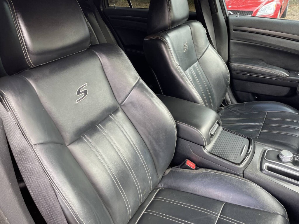 2016 Chrysler 300 Image 14