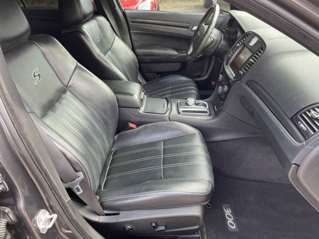 2016 Chrysler 300 Image 17