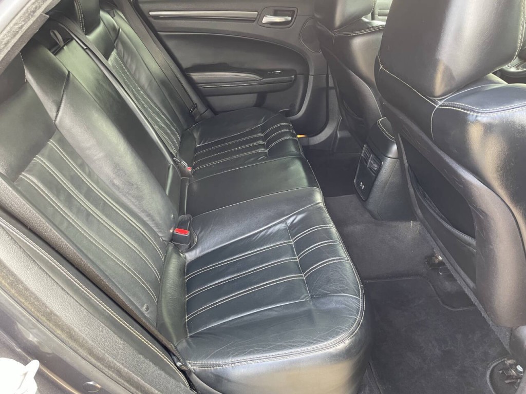 2016 Chrysler 300 Image 19