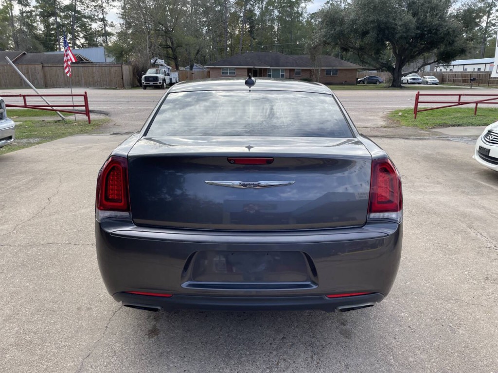 2016 Chrysler 300 Image 21
