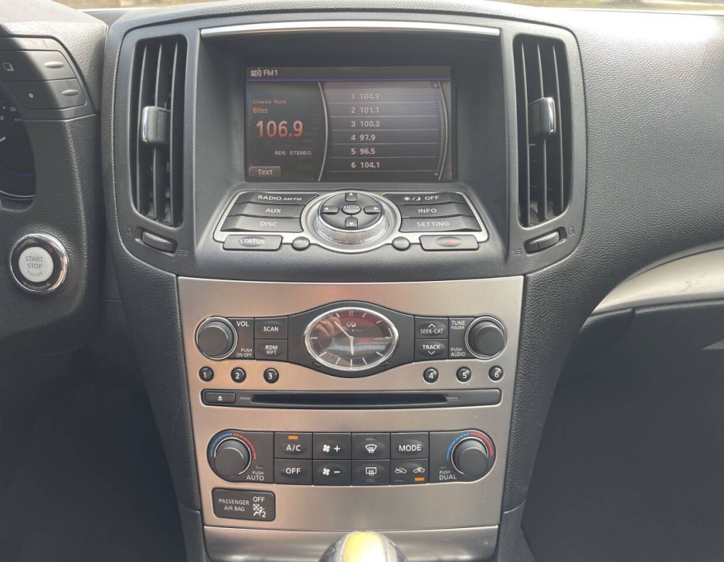 2012 INFINITI G37 Image 9