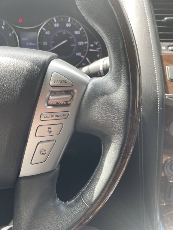 2017 INFINITI QX80 Image 9
