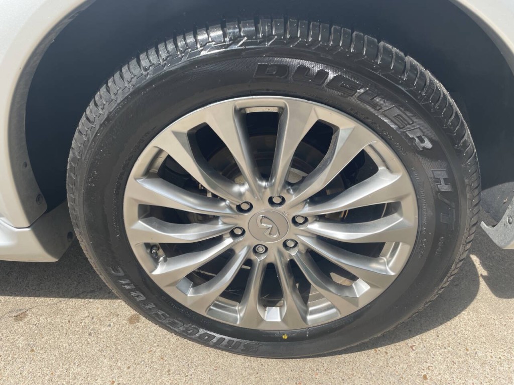 2017 INFINITI QX80 Image 32