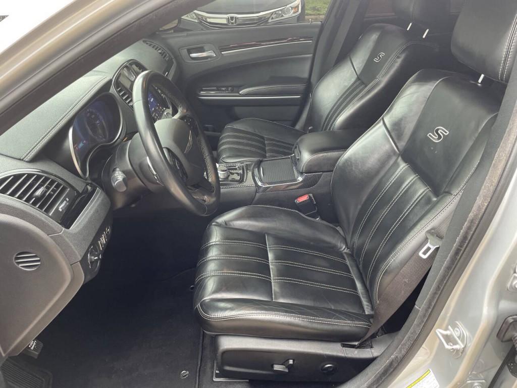 2021 Chrysler 300 Image 4