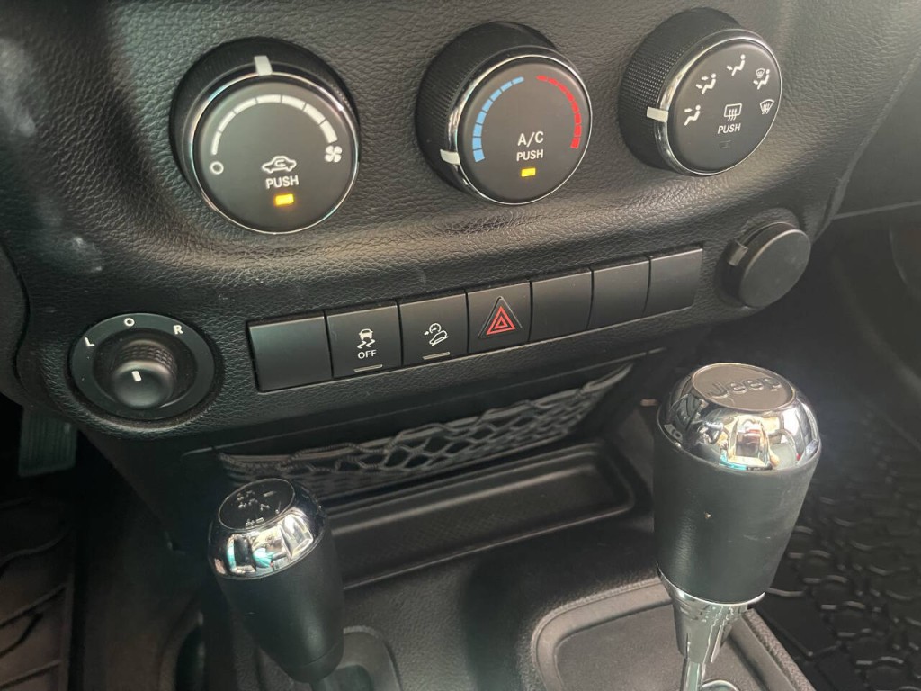 2012 Jeep Wrangler Image 14