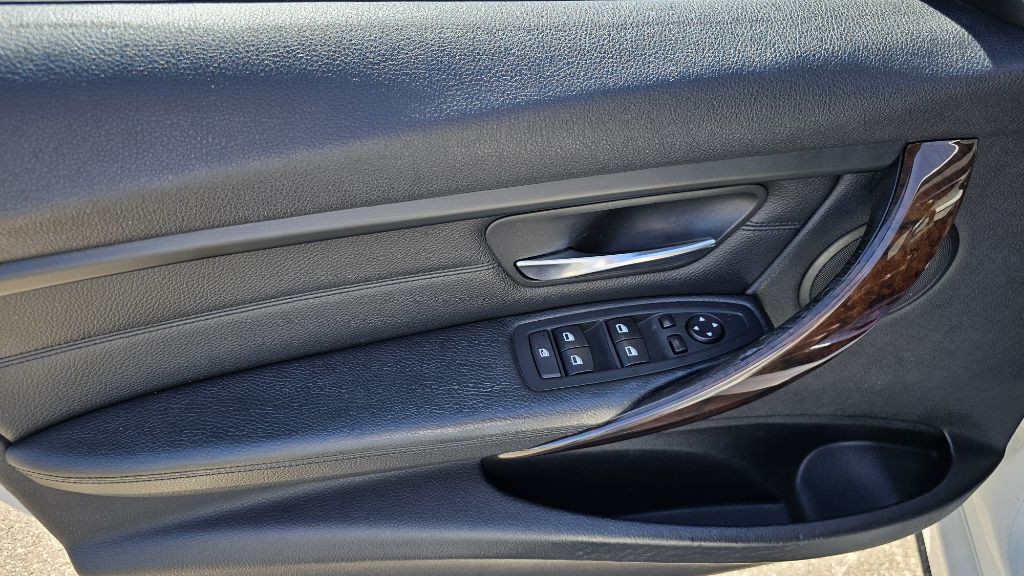 2014 BMW 3 Series Image 23